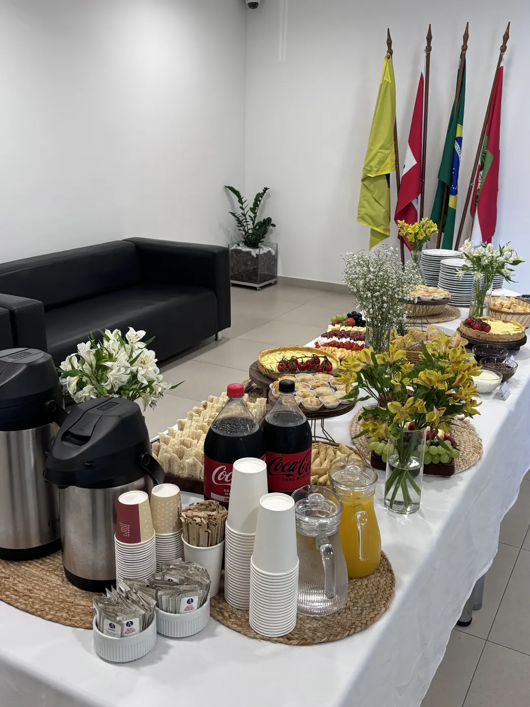 Coffee break montado em sala corporativa
