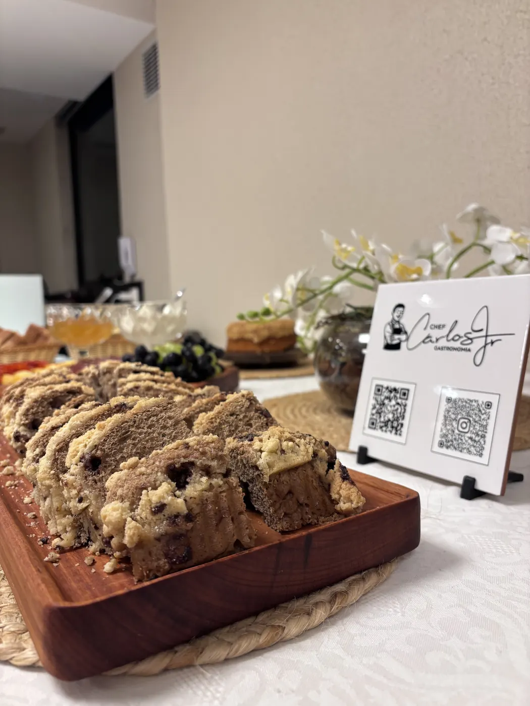 Bolo fatiado ao lado do cartão com QR code do Chef