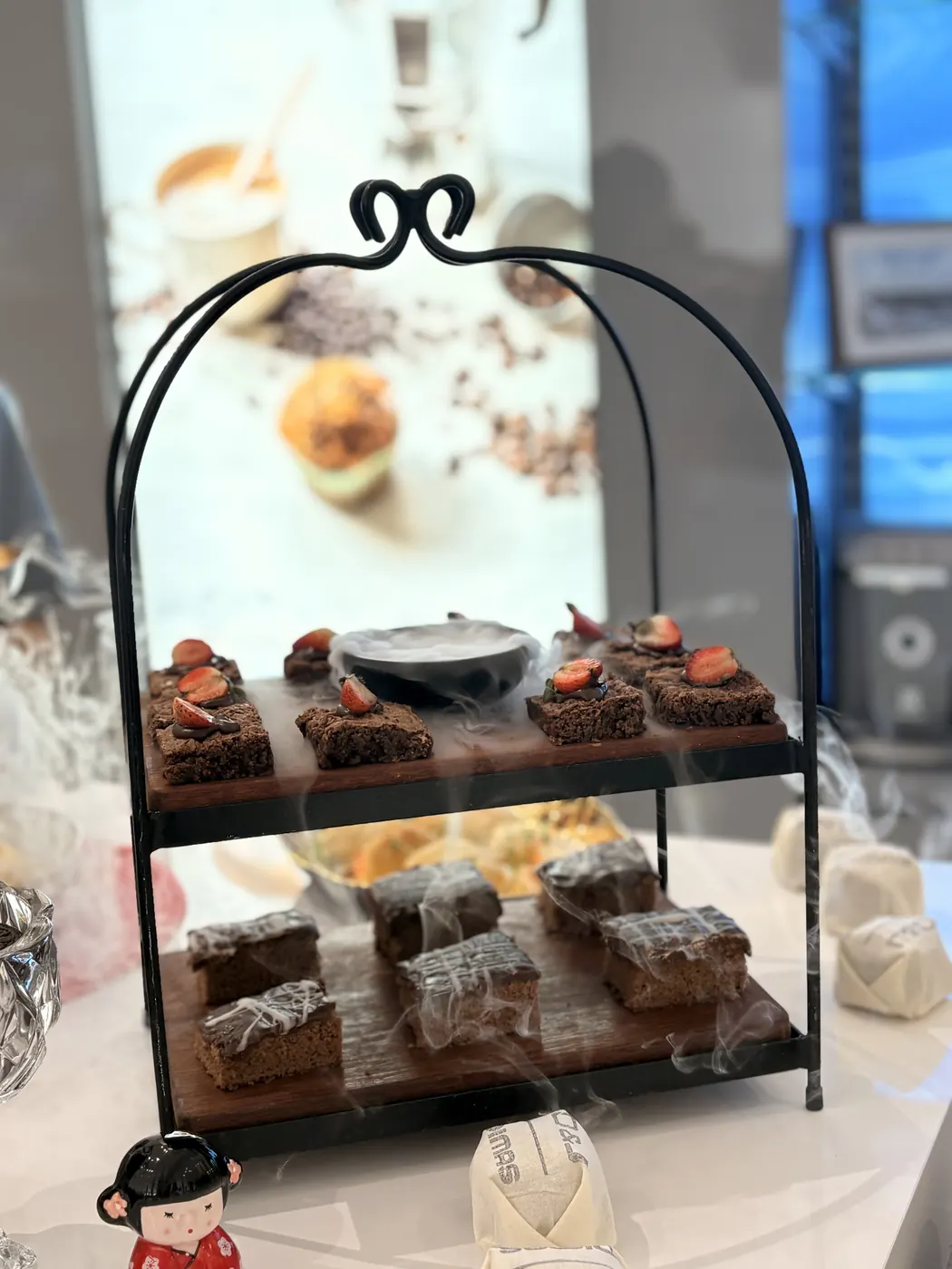 Torre de doces finos com efeito de gelo seco