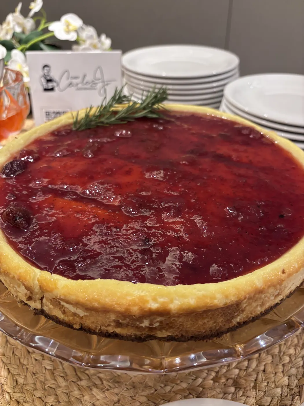Cheesecake inteiro com calda de frutas vermelhas
