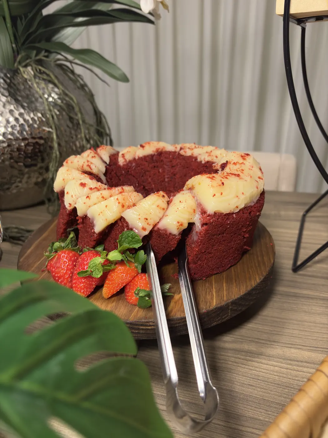 Bolo red velvet decorado com morangos