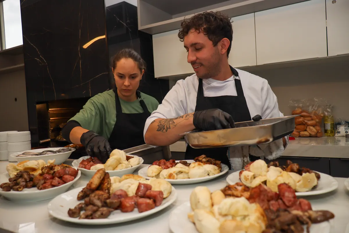 Chef Carlos Junior e sua equipe finalizando as travessas na cozinha