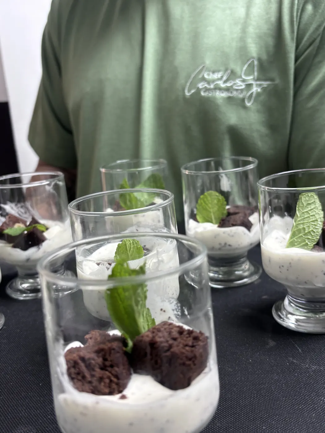 Verrines de brownie com creme e folhas de hortelã