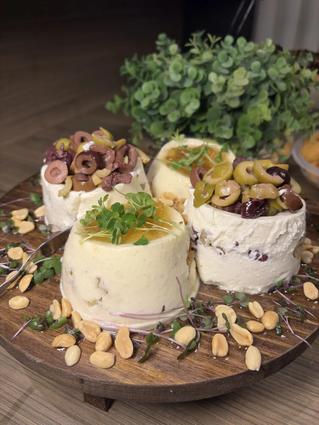Terrines de queijo com azeitonas, castanhas e ervas frescas