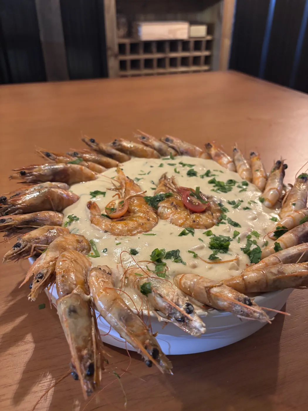 Prato de camarões com molho cremoso e salsinha