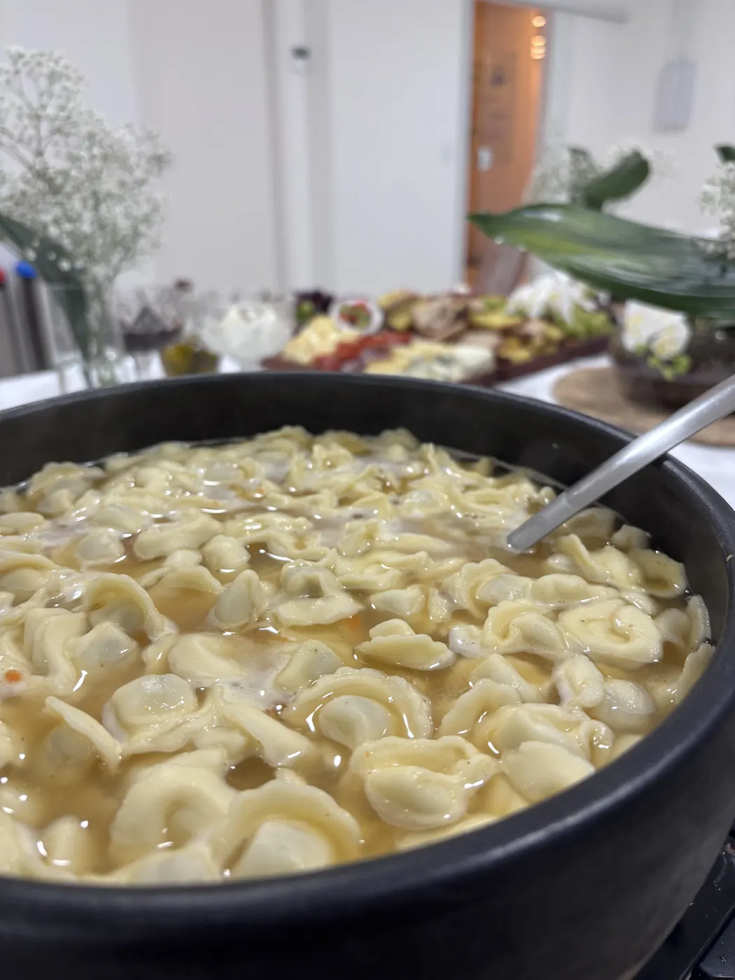 Capeletti em caldo servido em panela de ferro