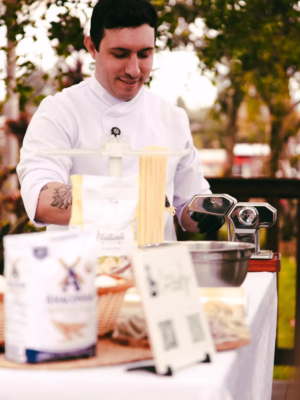 Chef Carlos Junior preparando massa fresca ao ar livre